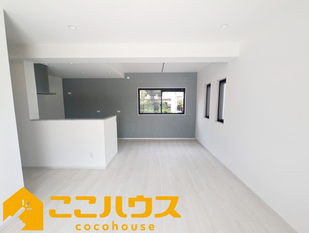 西原町我謝　RC住宅　新築戸建て　全3棟　B号棟の居間・リビング|LDK16.6帖
