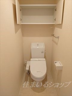 セジュール長居　Ｅ棟のトイレ|シャワートイレ・収納棚あり