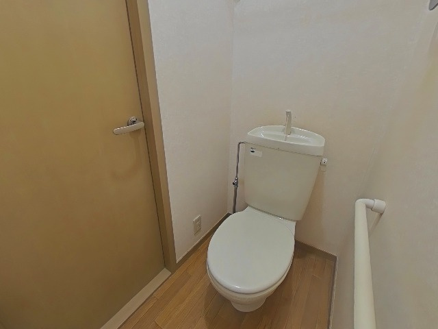 茨木市南春日丘７丁目のアパートのトイレ