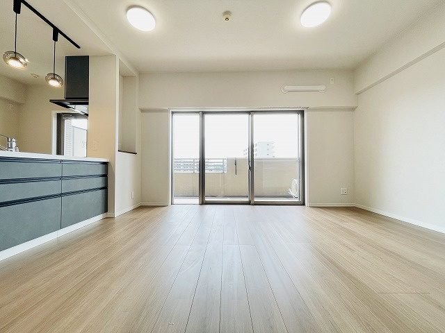 【居間・リビング】 | コアマンション和白丘ネクステージA棟 | 心地良い採光と風通しの良さが魅力的な南向きバルコニー。日中は照明無しでも十分な明るさを確保してくれます。