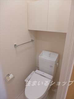 ダン・ルミエールのトイレ|シャワートイレ・収納棚あり