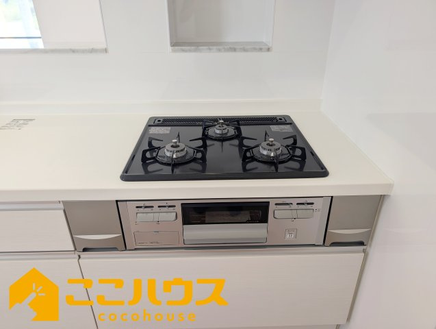 西原町我謝　RC住宅　新築戸建て　全3棟　C号棟のキッチン|三口コンロ
