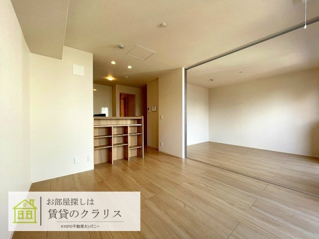 グランソレイユ西院A棟の居間・リビング