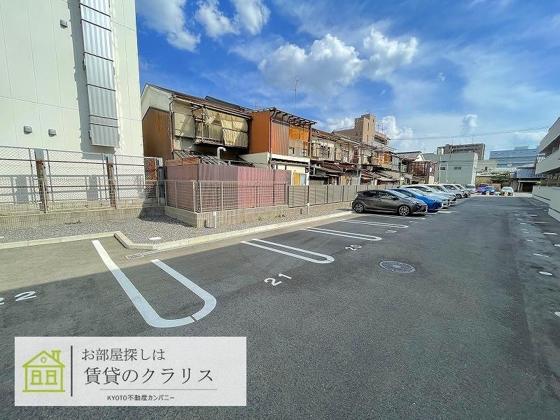 グランソレイユ西院A棟の駐車場