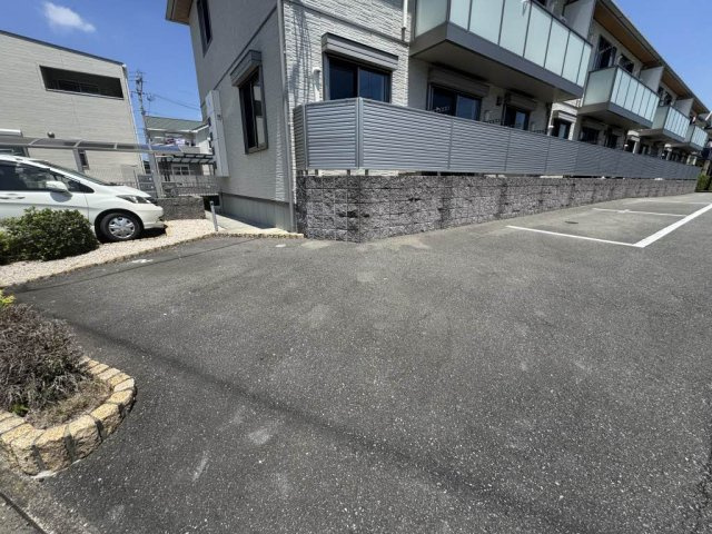 シャーメゾン善導寺の駐車場