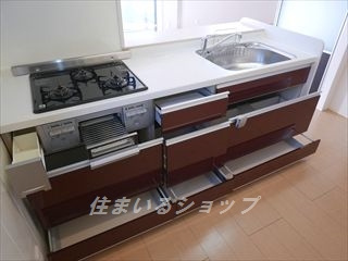 フローラル清水　Ｂ棟のキッチン|３口ガスコンロ・グリル付きシステムキッチン