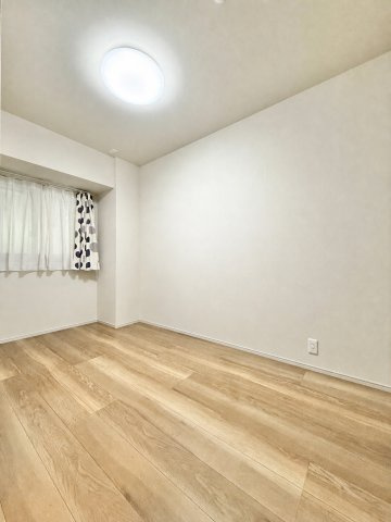 サーパス鴨江フォレストゲートの洋室|こちらの洋室は、約5.1帖のお部屋になります。お子様のお部屋や趣味のお部屋にもピッタリです！