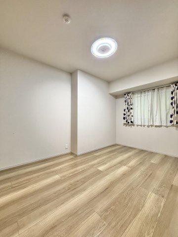 サーパス鴨江フォレストゲートの洋室|こちらの洋室は、約6.5帖のお部屋になります。大きな収納が備わっておりますので、主寝室にピッタリです。