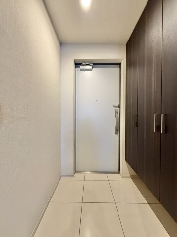サーパス鴨江フォレストゲートの玄関|玄関には大きなシューズクロークがあり、家族の履物を収納でき玄関周りを常にスッキリ保つことができます。