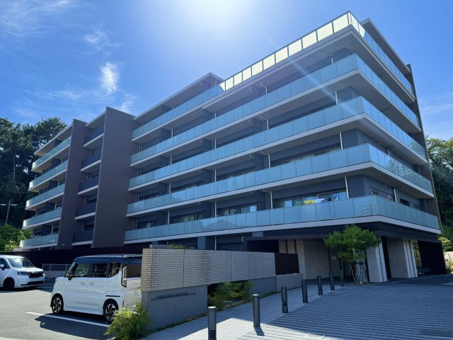 サーパス鴨江フォレストゲートの外観|青空と緑に囲まれた住宅街の一角に建つ物件になります。