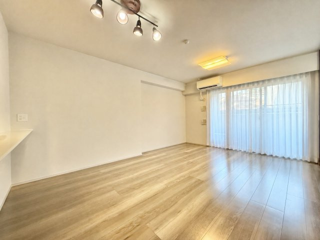 サーパス鴨江フォレストゲートの居間・リビング|キッチンの方角から撮影してみました。落ち着いた空間になります。