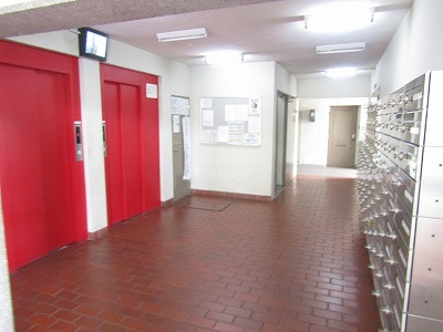 高槻市古曽部町２丁目の賃貸マンションのエントランス