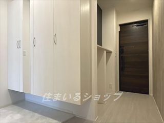メゾン・ド・シェリⅠの玄関|ミラー付き大型シューズボックス