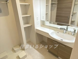 メゾン・ド・シェリⅠの洗面所|三面鏡付き大型シャンプードレッサー