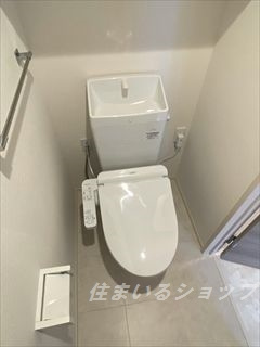 メゾン・ド・シェリⅠのトイレ|シャワートイレ・収納棚あり