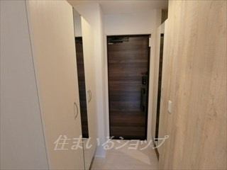 メゾン・ド・シェリⅠの玄関|ミラー付き大型シューズボックス