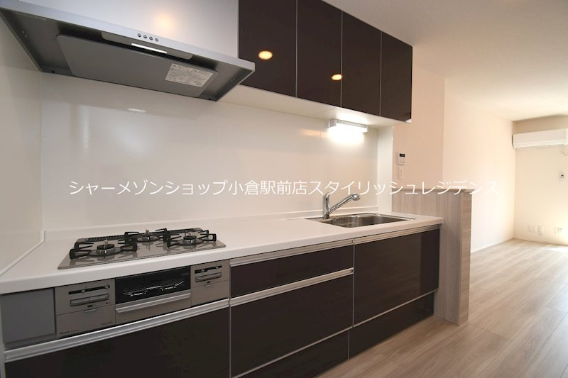 D-ROOM守恒　B棟　のキッチン|システムキッチン3口コンログリル付き