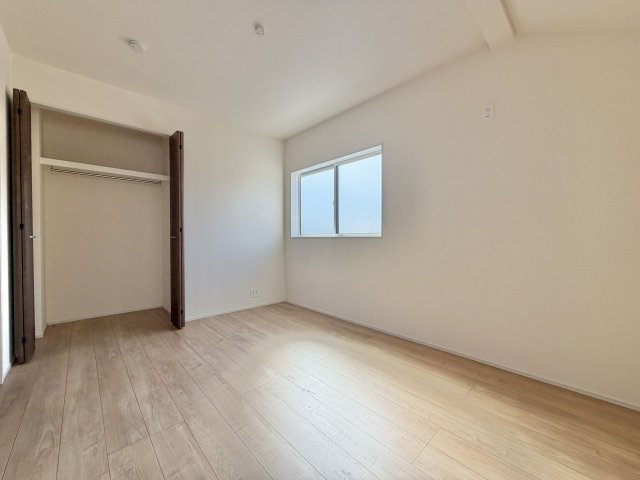 あきる野市野辺全８棟の洋室|【6帖】明るい日差しが差し込む清潔感のある居室。子供部屋や書斎など多目的に活用できます。
