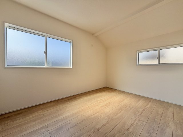 あきる野市野辺全８棟の洋室|【6帖】明るい日差しが差し込む清潔感のある居室。子供部屋や書斎など多目的に活用できます。