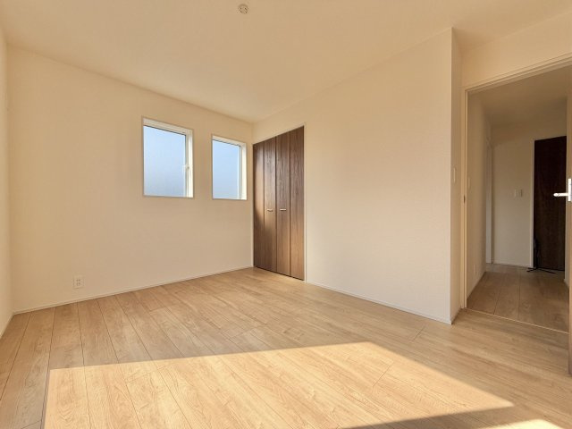 あきる野市野辺全８棟の洋室|【6帖】明るい日差しが差し込む清潔感のある居室。子供部屋や書斎など多目的に活用できます。