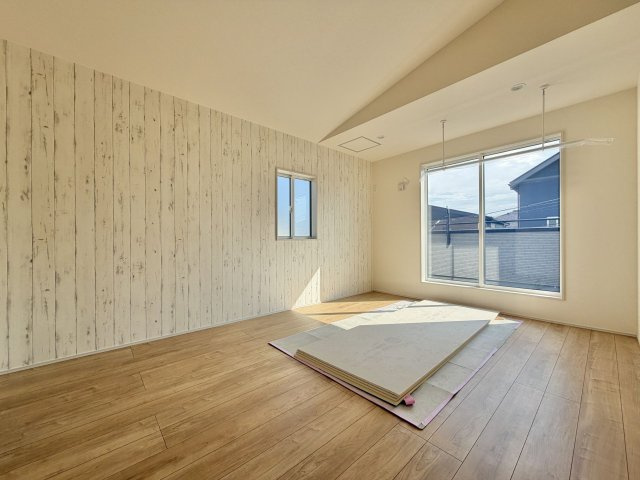 あきる野市野辺全８棟の寝室|ゆったりとした広さを確保した主寝室。ベッドを置いてもゆとりがあります。