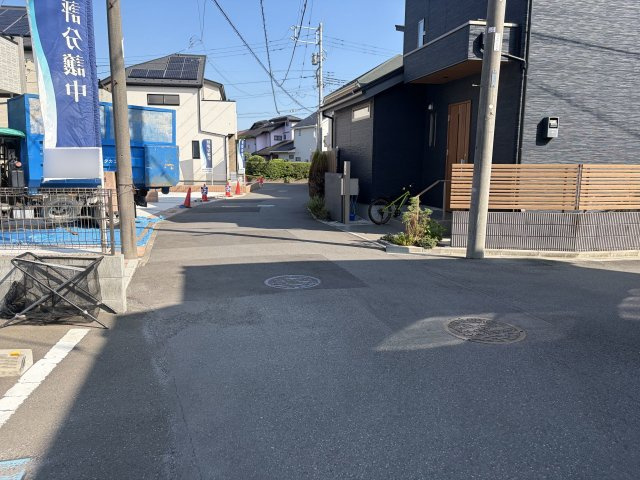 あきる野市野辺全８棟の前面道路含む現地写真|前面道路は車どおりが少なく、運転の苦手な方も安心です。