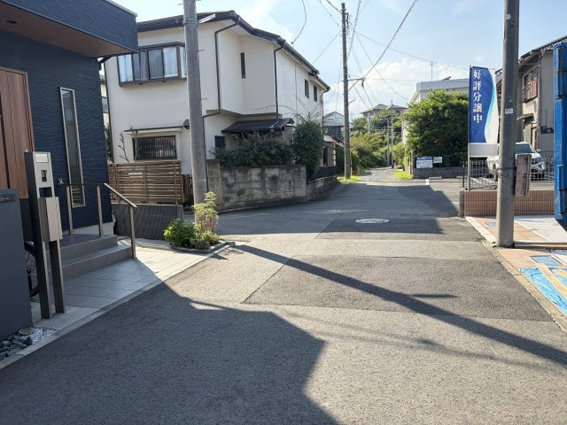 あきる野市野辺全８棟の前面道路含む現地写真|前面道路は車どおりが少なく、運転の苦手な方も安心です。