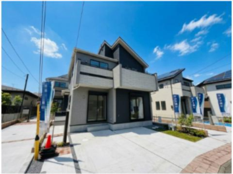 あきる野市野辺全８棟の外観|白とグレーのツートンカラーがお洒落な新築分譲住宅の外観写真です。
明るい日差しの中で、洗練されたデザインが目を引きます。駐車場スペースもあり、快適な生活が想像できる物件です。