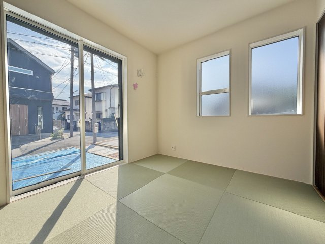 あきる野市野辺全８棟の和室|【4.5帖】畳の香りに包まれる落ち着いた和室。寝室やキッズスペース、来客用など多目的に活躍します。 
