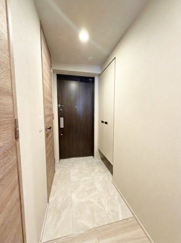 白金ザ・スカイ W棟の玄関|家具や小物を消すAI 生成を含むため、実際とは異なる場合があります