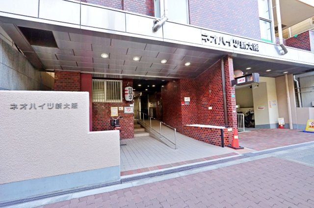 ネオハイツ新大阪のエントランス