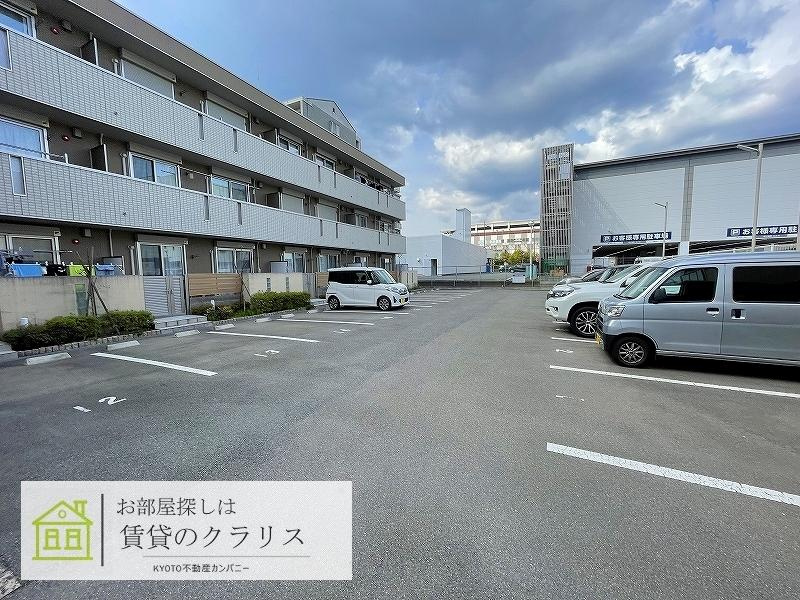 グランシャリオ西院の駐車場