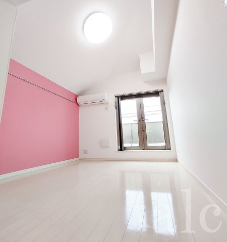 イル春日町の居間・リビング|オシャレなアクセントクロスのお部屋※同建物別部屋写真