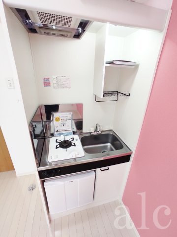 イル春日町のキッチン|ガスキッチン　ミニ冷蔵庫付き　※同建物別部屋写真