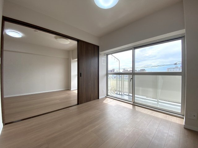 マンハイム竹の塚の洋室|間取り図左下に位置する洋室4.6帖のお部屋です。風通しの良い快適な居住空間となっており、収納家具を活用しながら趣味の部屋や書斎など多彩な用途で心地よくご活用いただけます。