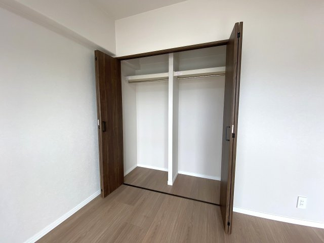 マンハイム竹の塚の収納|各居室に使い勝手の良いクローゼットが設置されております。お召し物や日用品をすっきりと整理整頓して収納できるため、居住空間をより広々と快適に保つことができて便利です。