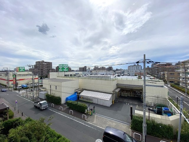 マンハイム竹の塚の展望|お部屋からの眺望は視界を遮る建物がなく、解放的な青空が広がります。素晴らしい景観を眺めながら日々の疲れをリフレッシュできる、贅沢で心地よい空間となっております。