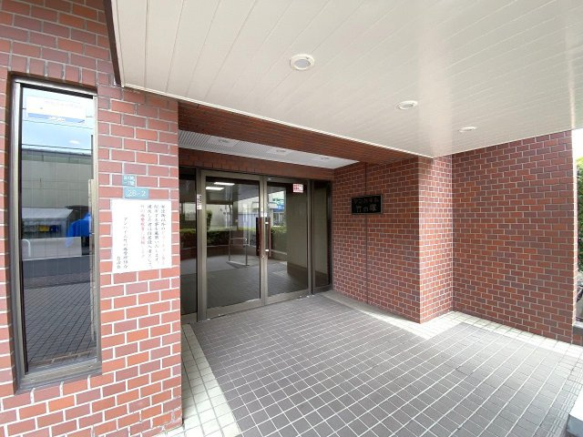 マンハイム竹の塚|マンションの顔となるエントランスアプローチです。綺麗に手入れが行き届いた清潔感のある空間となっており、住まう方や訪れる方を明るく心地よく迎え入れてくれる落ち着いた佇まいです。