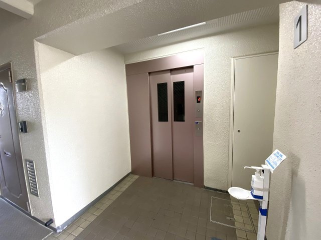 マンハイム竹の塚のその他共用部分|日々の移動や上り下りに欠かせないエレベーターが完備されています。定期的なメンテナンスが行き届いており、重い荷物をお持ちの際やご高齢の方の移動もスムーズで安心です。
