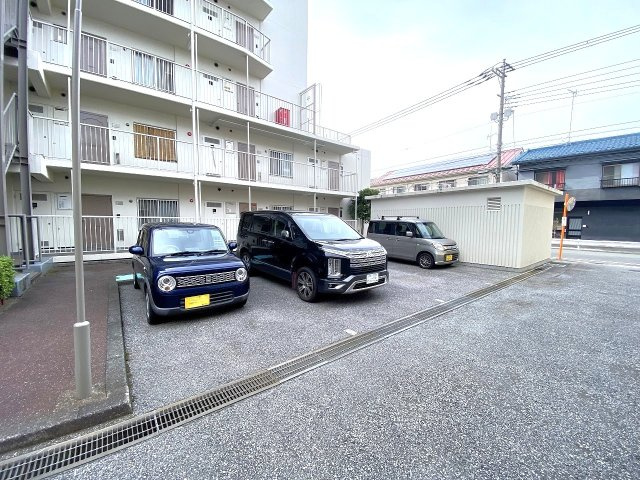 マンハイム竹の塚の駐車場|敷地内に設置された駐車場スペースです。大切なお車を敷地内に駐車できる利便性の高さが魅力となっており、日常のお買い物やお出かけの際もスムーズにお車を利用できる環境です。