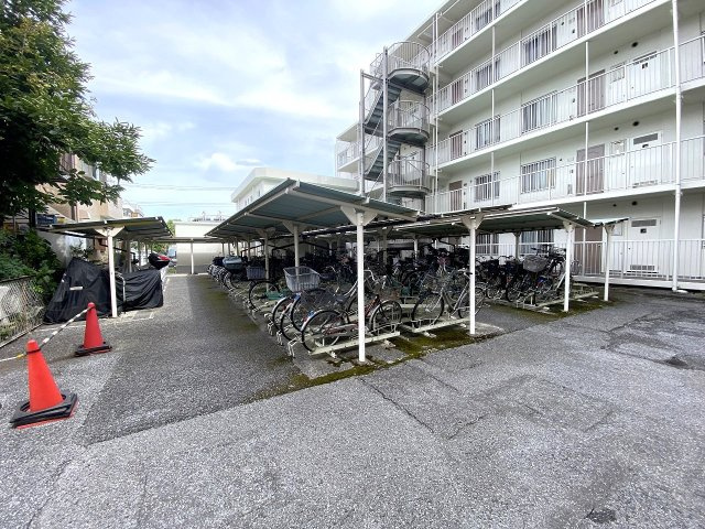 マンハイム竹の塚の駐輪場|屋根付きで雨の日でも安心して自転車を保管できる駐輪場スペースです。毎日の通勤・通学やお買い物に自転車を利用される方にも大変便利な共用設備がしっかりと整っています。