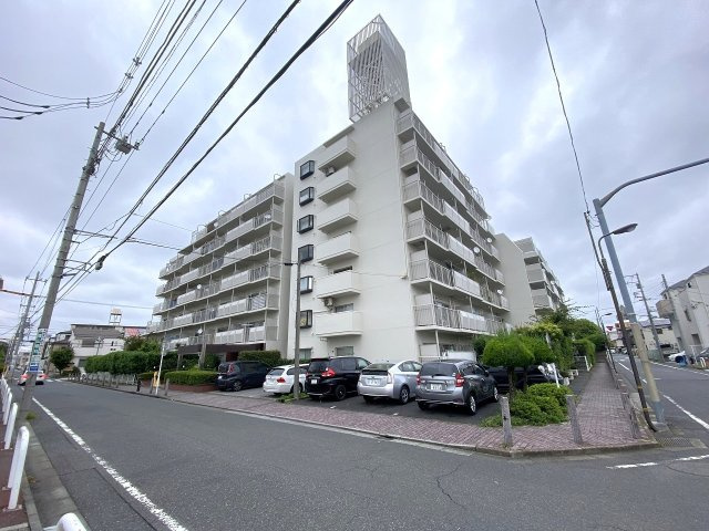 マンハイム竹の塚の外観|落ち着きと高級感のある佇まいが魅力的なマンションの外観です。整然と維持管理された建物やアプローチからは管理体制の良さがしっかりと感じられ、安心してお過ごしいただけます。