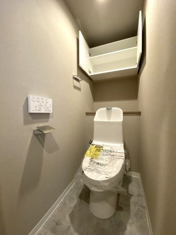 マンハイム竹の塚のトイレ|衛生面や快適性に優れたウォシュレット機能付きトイレへ新規交換済みです。手入れがしやすいデザインで常に清潔な状態を保ちやすく、毎日心地よくご使用いただける安心空間です。