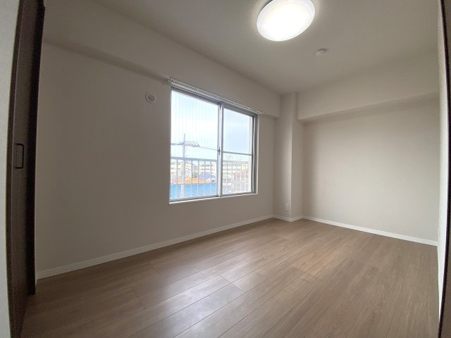 マンハイム竹の塚の寝室|間取り図左上に位置する洋室5.0帖のお部屋です。クローゼットが完備されており、ベッドやデスクを配置して落ち着いた主寝室やプライベート空間としてゆったりとお過ごしいただけます。