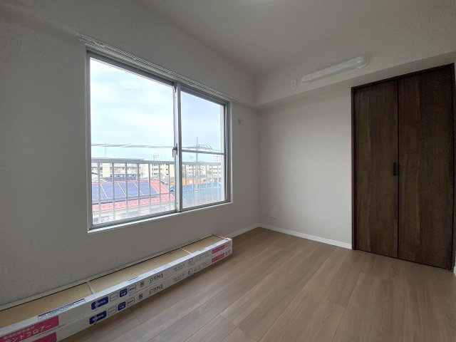 マンハイム竹の塚の子供部屋|間取り図左側中央に位置する洋室4.0帖のお部屋です。限られたスペースを効率よく有効活用できるレイアウトで、お子様のお部屋や集中できるワークスペースに大変おすすめです。