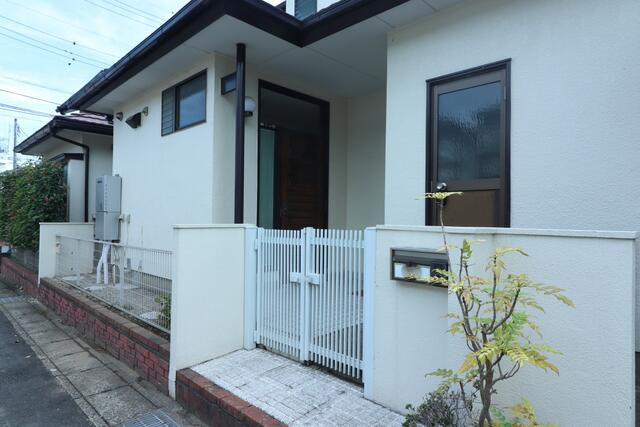 美原１丁目戸建てのエントランス|門扉あり