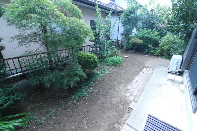 美原１丁目戸建ての庭|建物南側に専用庭あり