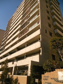 ウェルシティ横須賀ポートバレーヌ３番館の外観