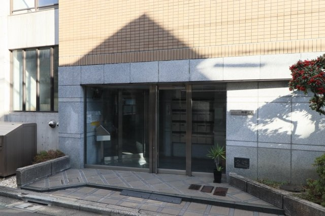 ロイヤルアーバン駒場東大のエントランス