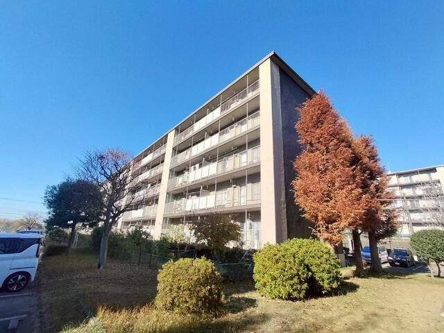 鎌ヶ谷グリーンハイツ２１号棟の外観